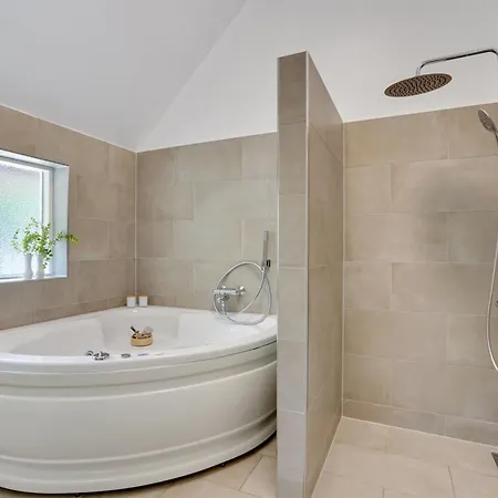 Сasa de vacaciones Allin - 1km From The Sea By Interhome